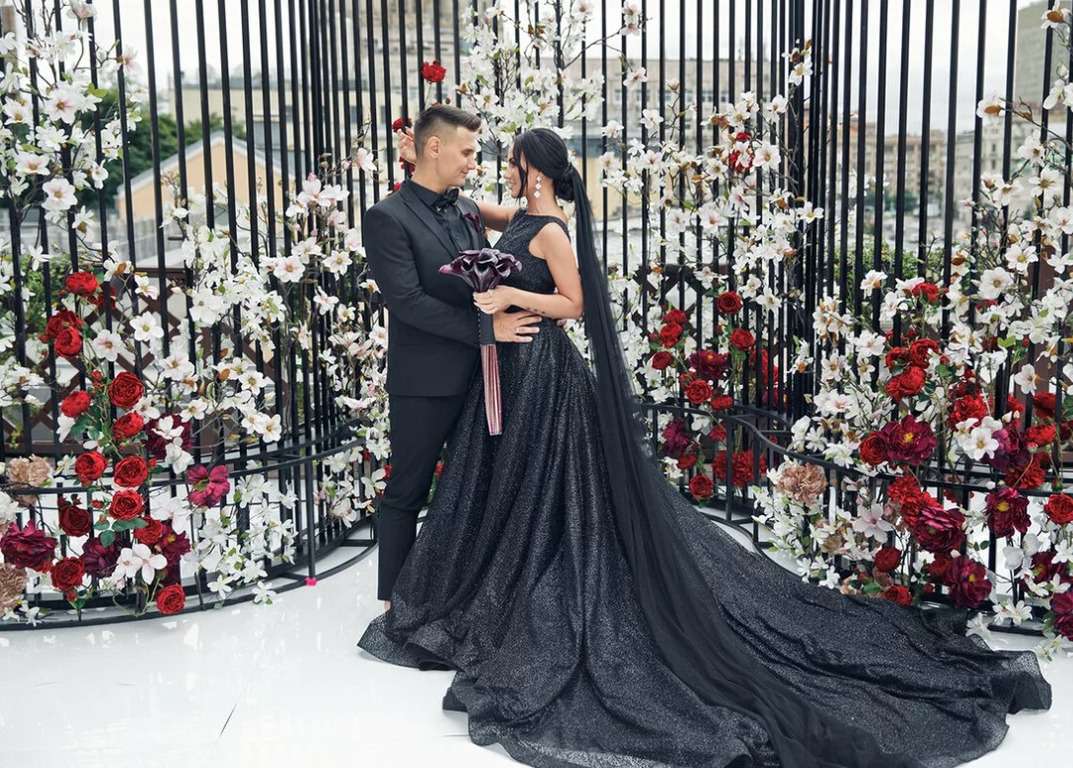 Наперекор традициям: кто из звезд выходил замуж в черном платье