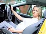 Беременная женщина за рулем машины
